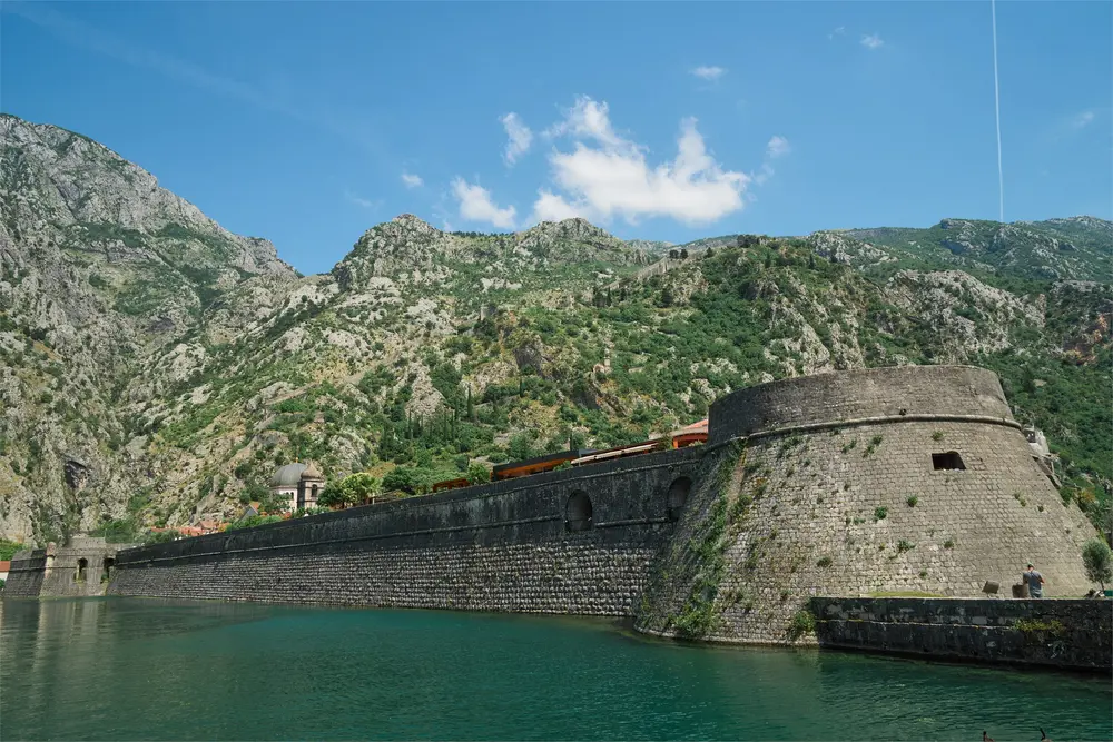コトル湾を登る
